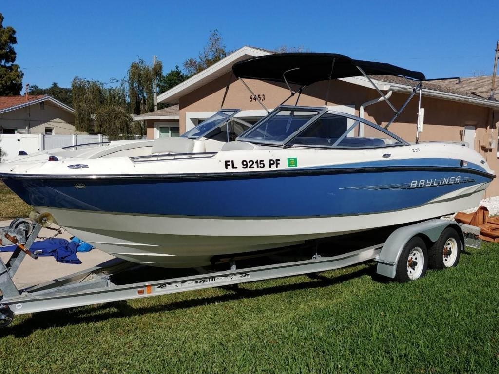 2011 - Bayliner - 235